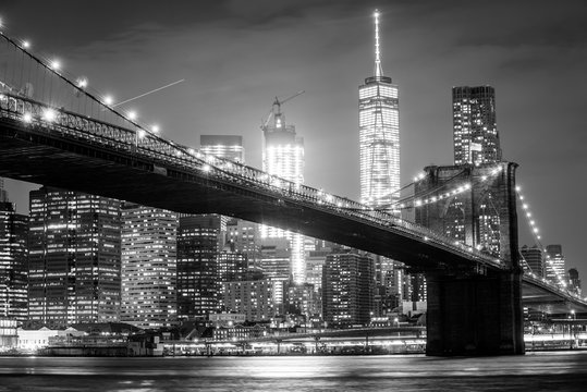 Fototapeta Brooklyn bridge and Manhattan skyline at night