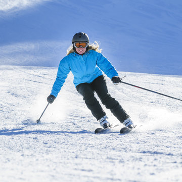 junge Frau hat Spa&szlig; beim Skifahren