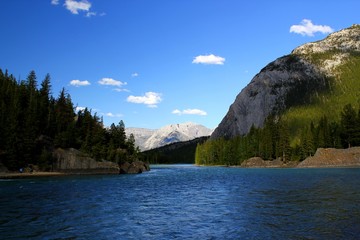 Fluss, Wald und Berge: Typisches Landschaftsbild in den Rocky Mountains. Banff in Kanada