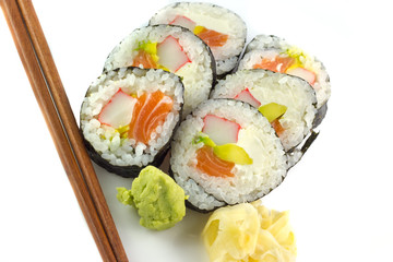 Futomaki sushi con avocado e salmone
