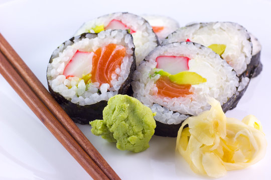 Futomaki sushi con avocado e salmone