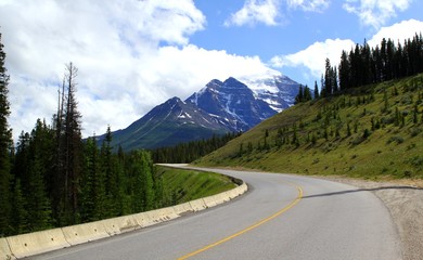 Idyllischer Highway durch die Rocky Mountains in Kanada