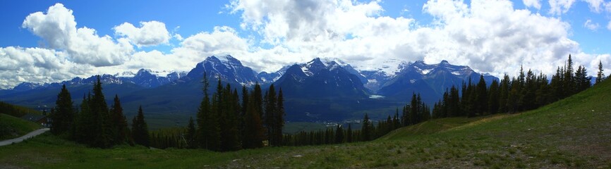 Atemberaubende Panorama Aussicht: Lake Louise und kanadische Wildnis im Sommer