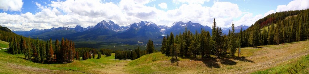 Atemberaubende Panorama Aussicht: Wiese, Wald und Berge - weite Landschaft in Kanada