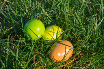 farbiges Ostereie im Gras