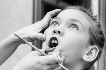 Obraz premium Mom lipstick for the photo shoot at home