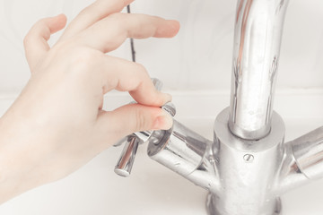 The child closes the faucet after washing hands