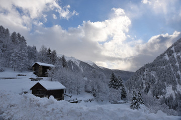 paesaggio alta montagna inverno cima nevicata innevato vallata cartolina 