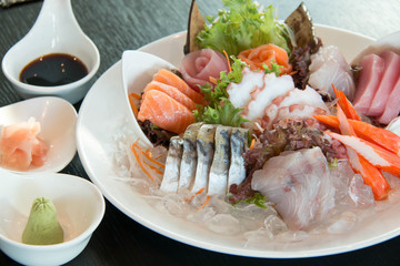  Sashimi served on ice in big plate