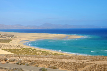 Fototapeta na wymiar Beach Playa de Jandia - Playa de Sotavento on Fuerteventura, Spain.