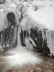 Kleiner vereister Wasserfall in der Sächsischen Schweiz.