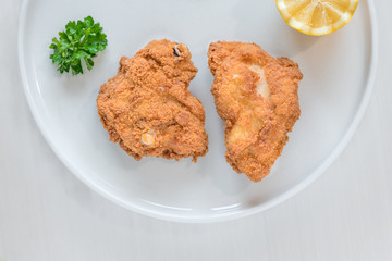 Wiener Backhendl kross frittiert und ausgebacken mit Zitrone 