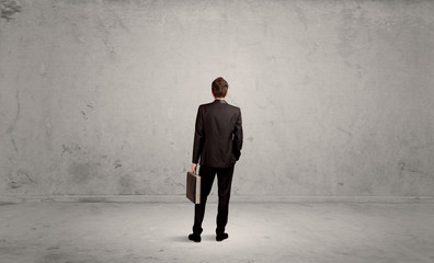 Obraz premium Businessman lost in empty urban space