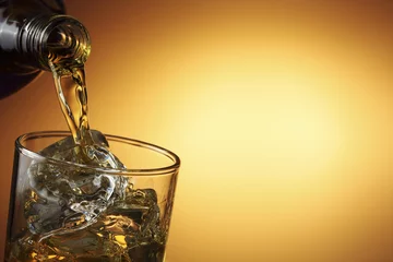 Fotobehang Bar pouring whiskey