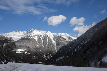 Fototapeta na wymiar paesaggio alta montagna inverno cima nevicata innevato vallata cartolina 