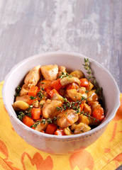 Chicken with mushrooms, carrot and thyme