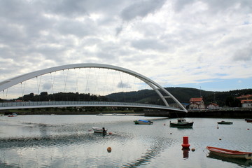 Fototapeta na wymiar Puerto con puente moderno en el País Vasco
