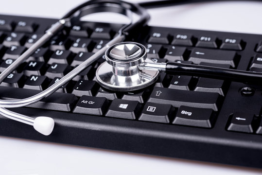 Computer Tastatur mit einem Arzt Stethoskop
