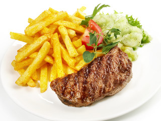 Hüftsteak vom Rind mit Pommes Frites und Salat