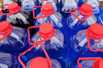 Plastikflaschen mit Frostschutzmittel für die Scheibenwischanlage von Autos, Abverkauf vor einem...