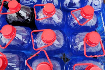 Plastikflaschen mit Frostschutzmittel für die Scheibenwischanlage von Autos, Abverkauf vor einem...