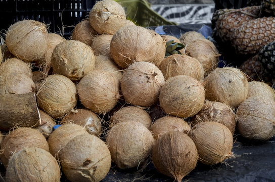 Cocos secos amontoados na feira livre