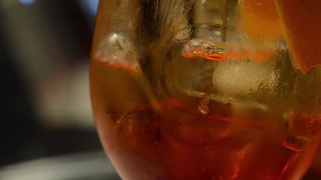 Aperitivo con stuzzichini al bar