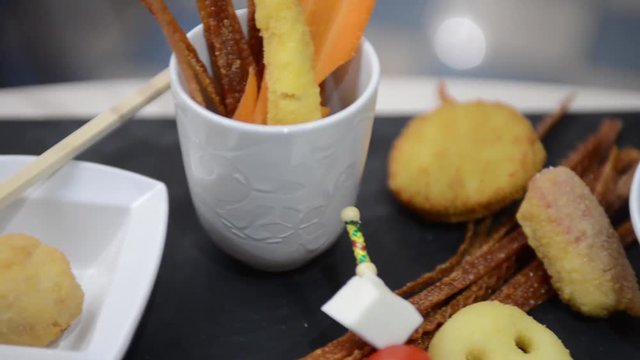 Aperitivo con stuzzichini al bar