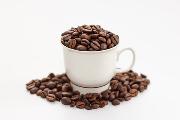 Naklejka premium Coffee beans in coffee cup on white background