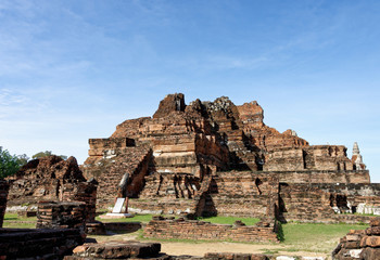 A decadent big pagoda inside of the Wat Mahathat area in the angle that can makes people misunderstand between a pyramid and a big pagoda in some point of view.