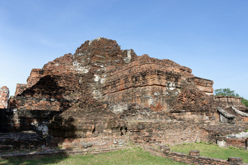 A decadent big pagoda inside of the Wat Mahathat area in the angle that can makes people misunderstand between a pyramid and a big pagoda in some point of view.