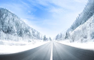 Afwasbaar Fotobehang Heuvel Country road in snowy winter day