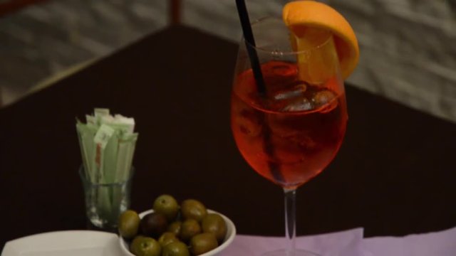 Aperitivo con stuzzichini al bar