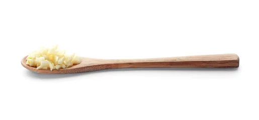 Photo sur Plexiglas Herbes 2 Cuillère en bois avec de l& 39 ail haché sur fond blanc