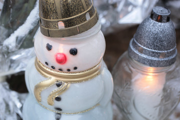 votive candle  snowman - cemetery in winter - obrazy, fototapety, plakaty