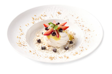 Meringue Pavlova with air cream and fresh berry