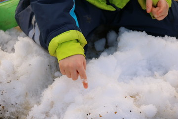Kind spielt im Schnee