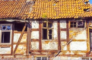 Fassade, leerstehendes, verfallenes Fachwerkhaus, Mecklenburg-Vorpommern, Deutschland 