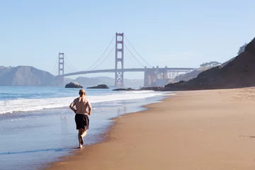 Deurstickers Baker Beach, San Francisco Oude man loopt op Baker Beach dicht bij Golden Gate bridge.