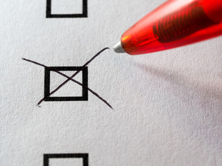 Checkliste – Wahlzettel mit rotem Kugelschreiber