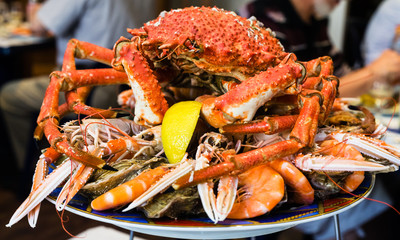 atlantic crab on seafood plate in local restaurant - obrazy, fototapety, plakaty