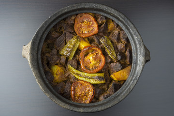 Fleischeintopf mit Gemüse im Tontopf