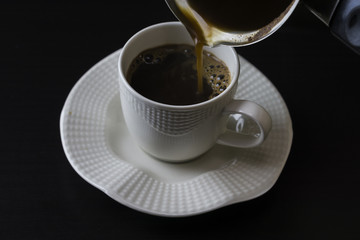 Kaffee eingeschenkt in elegante Kaffeetasse