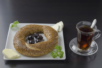 Türkisches Frühstück mit Sesamkringel Oliven Käse und schwarzem Tee
