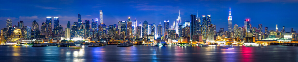New York City Manhattan Skyline Panorama bei Nacht - obrazy, fototapety, plakaty