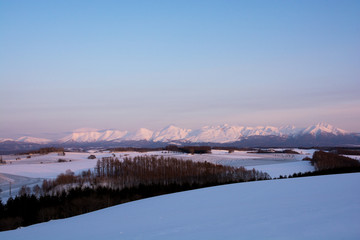 夕映えの冬の山並み　十勝岳連峰