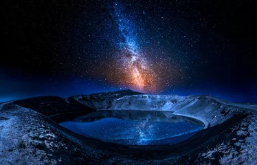 Crédence de cuisine en verre imprimé Nuit Lac dans le cratère du volcan la nuit avec des étoiles, Islande