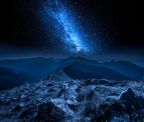 Obraz premium Beautiful milky way in mountains at night in Poland