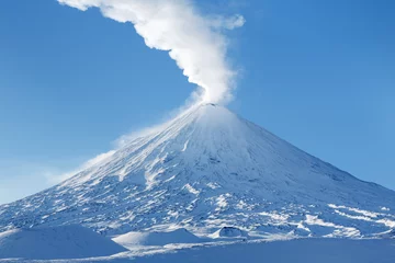 Gordijnen Klyuchevskaya Sopka (also known as Klyuchevskoi Volcano or Klyuchevskoy Volcano) - stratovolcano, highest mountain on Kamchatka Peninsula (Russian Far East), highest active volcano of Europe and Asia. © Alexander Piragis