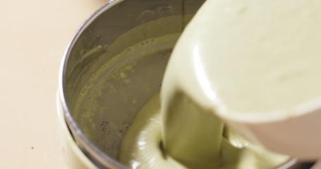 Pouring mixing on sieve